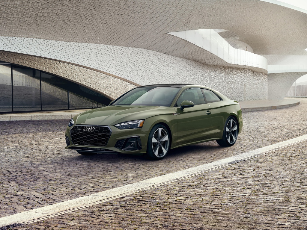 Автомобиль  Audi A5 Coupe 45 TFSI Quattro S Line 2020 года у здания 