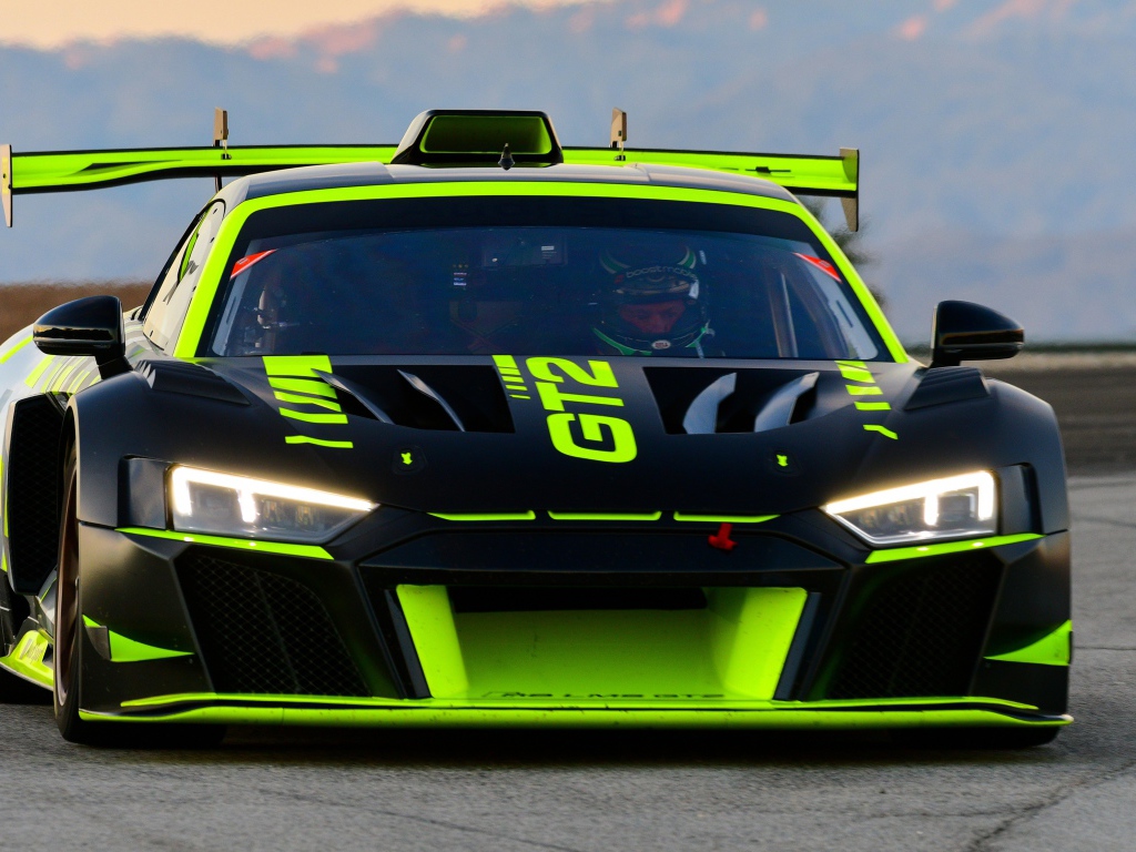 Гоночный автомобиль Audi R8 LMS GT2, 2020 года на трассе 