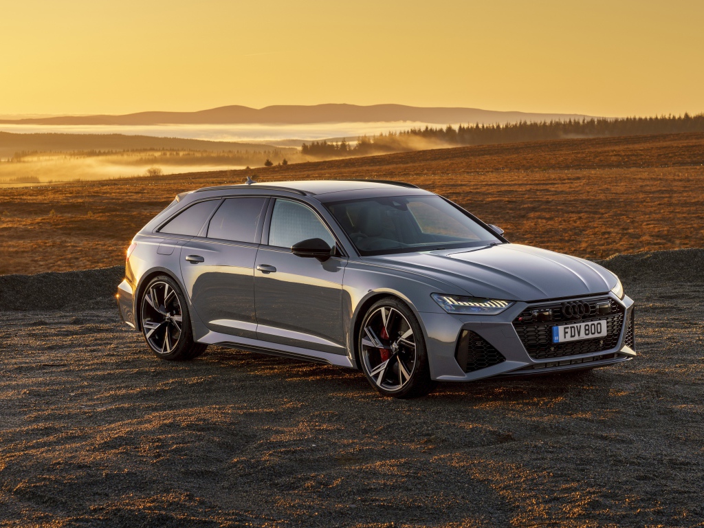 Автомобиль Audi RS 6 Avant 2020 года на фоне заката