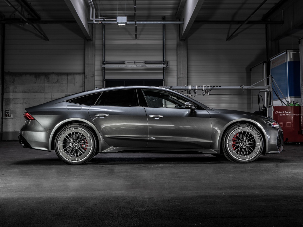 Автомобиль  Audi RS 7 Sportback 2020 года в гараже вид сбоку 