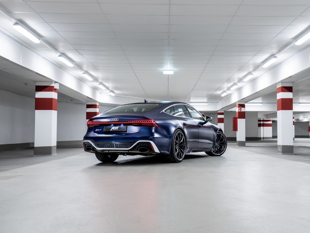 Автомобиль Audi RS 7 Sportback 2020 года на подземной парковке вид сзади