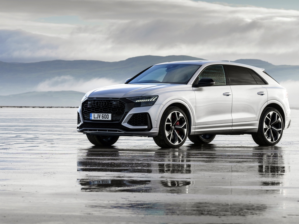 Внедорожник Audi RS Q8 2020 года на мокром асфальте 