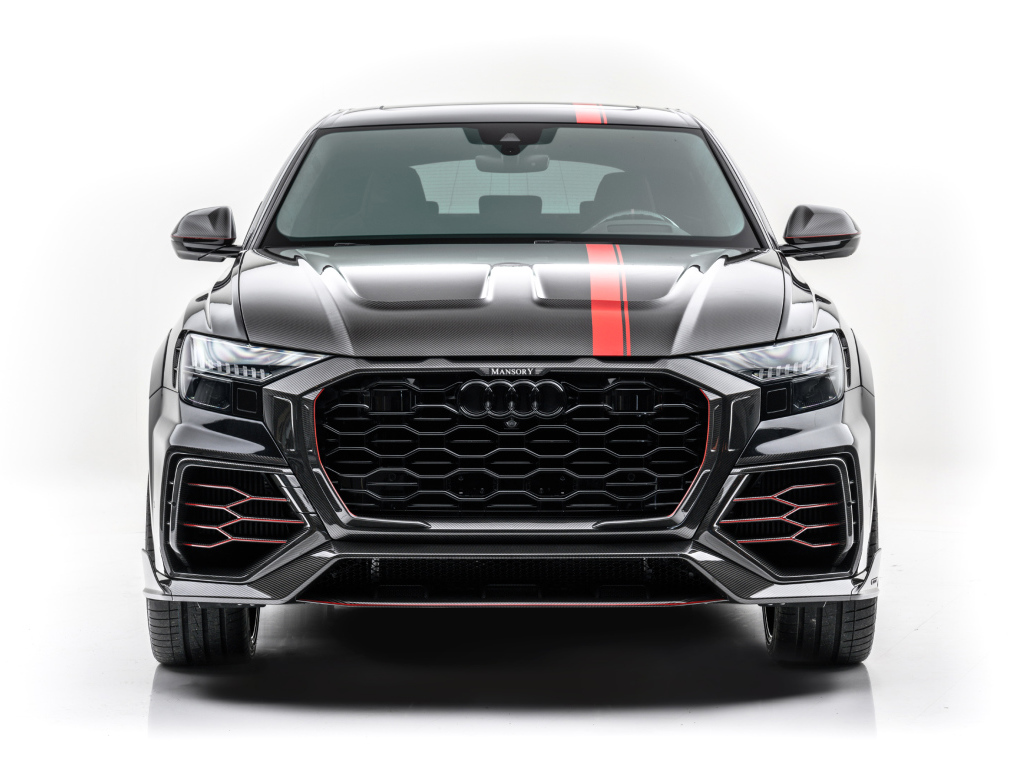 Автомобиль Audi RS Q8 2020 года вид спереди на белом фоне