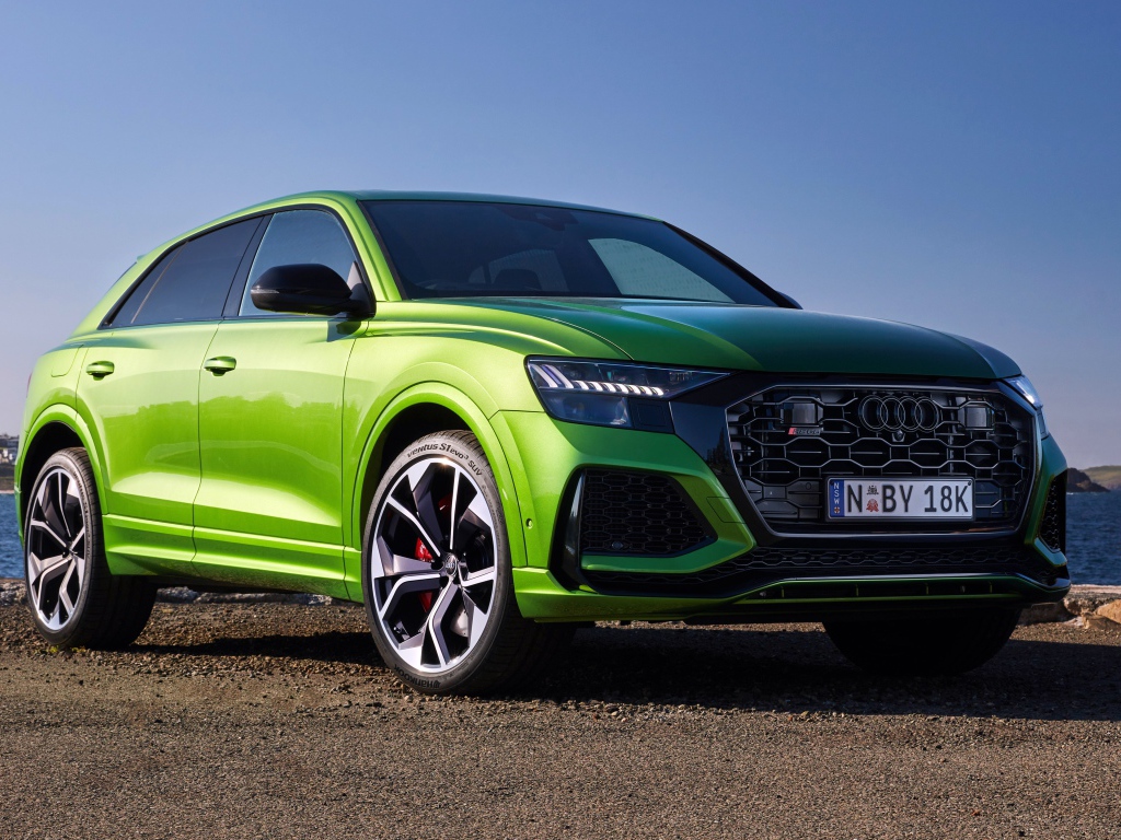 Зеленый автомобиль Audi RS Q8 2020 года вид спереди