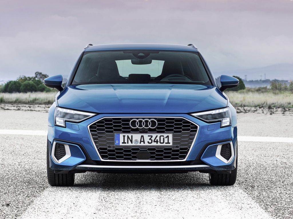 Синий автомобиль Audi A3 Sportback 35 TFSI 2020 года 