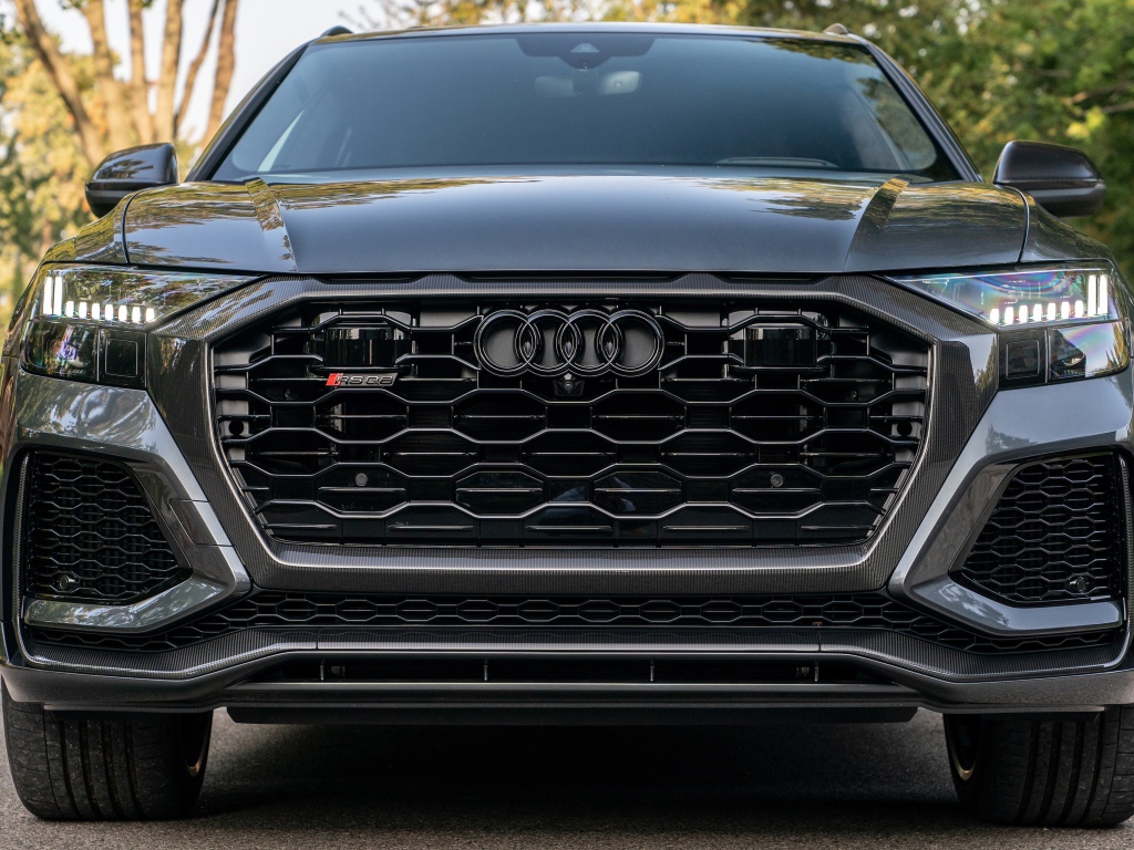 Черный автомобиль  Audi RS Q8, 2021 года вид спереди