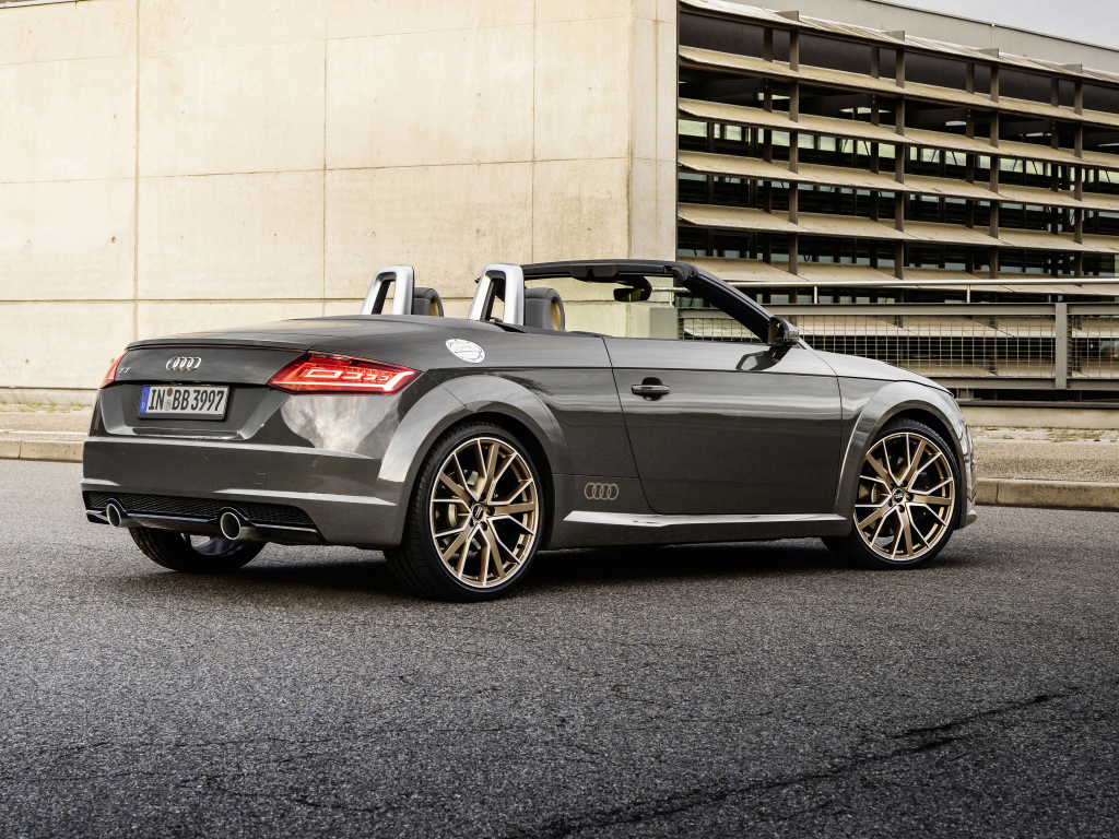 Автомобиль кабриолет Audi TT Roadster, 2021 года вид сзади