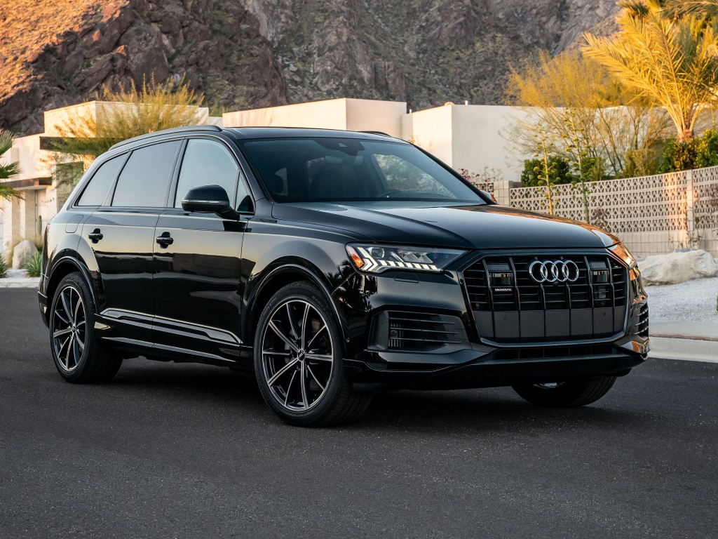 Черный внедорожник Audi Q7 55 TFSI Quattro, 2020 года у горы
