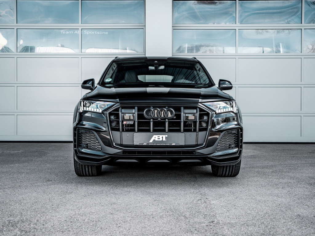 Черный автомобиль ABT Audi SQ7 TDI Widebody 2020 года вид спереди
