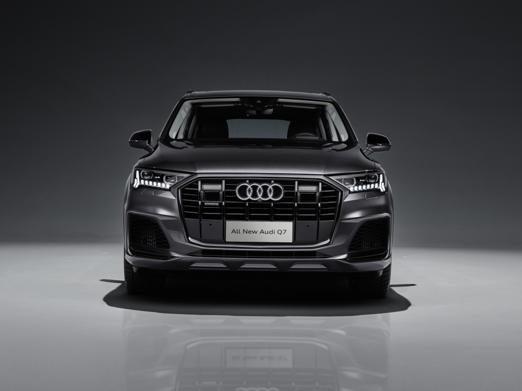 Черный автомобиль Audi Q7 55 TFSI Quattro S Line 2020 года вид спереди