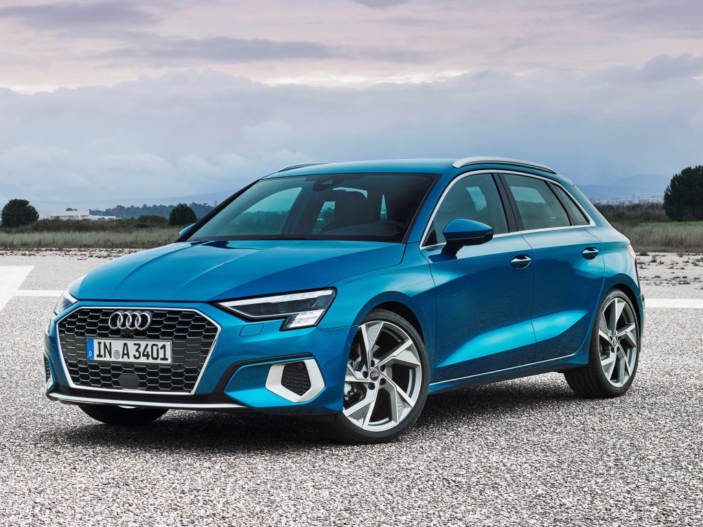 Синий автомобиль Audi A3 Sportback 35 TFSI 2020 года на асфальте 