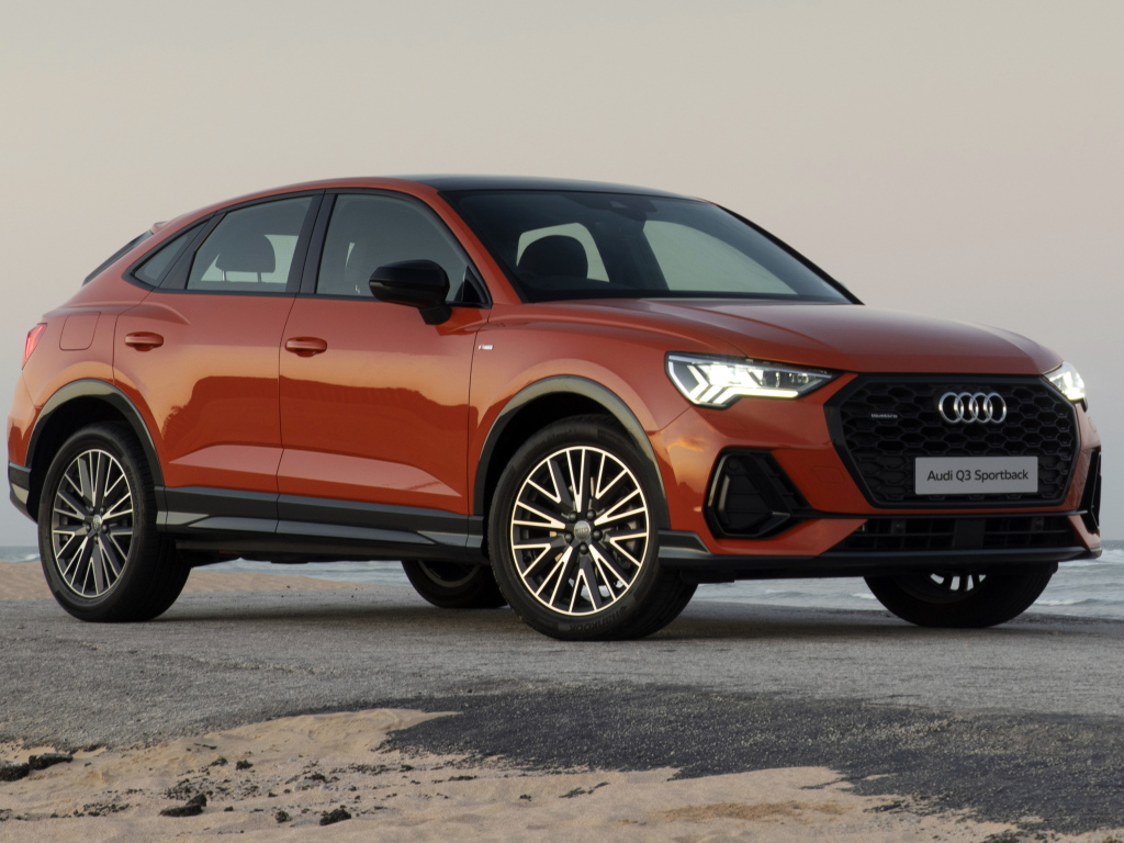Красный автомобиль Audi Q3 Sportback 40 TFSI Quattro S Line 2020 года у моря