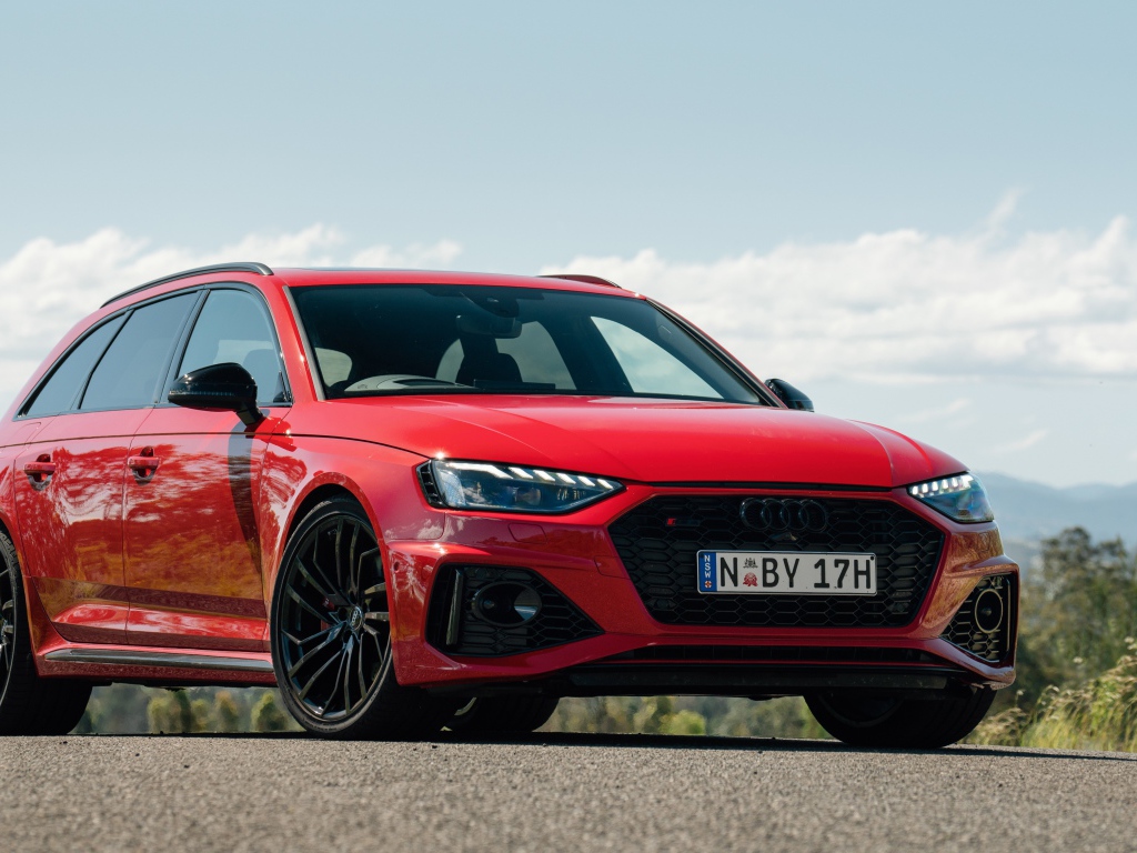 Красный автомобиль Audi RS 4 Avant 2020 года на фоне неба