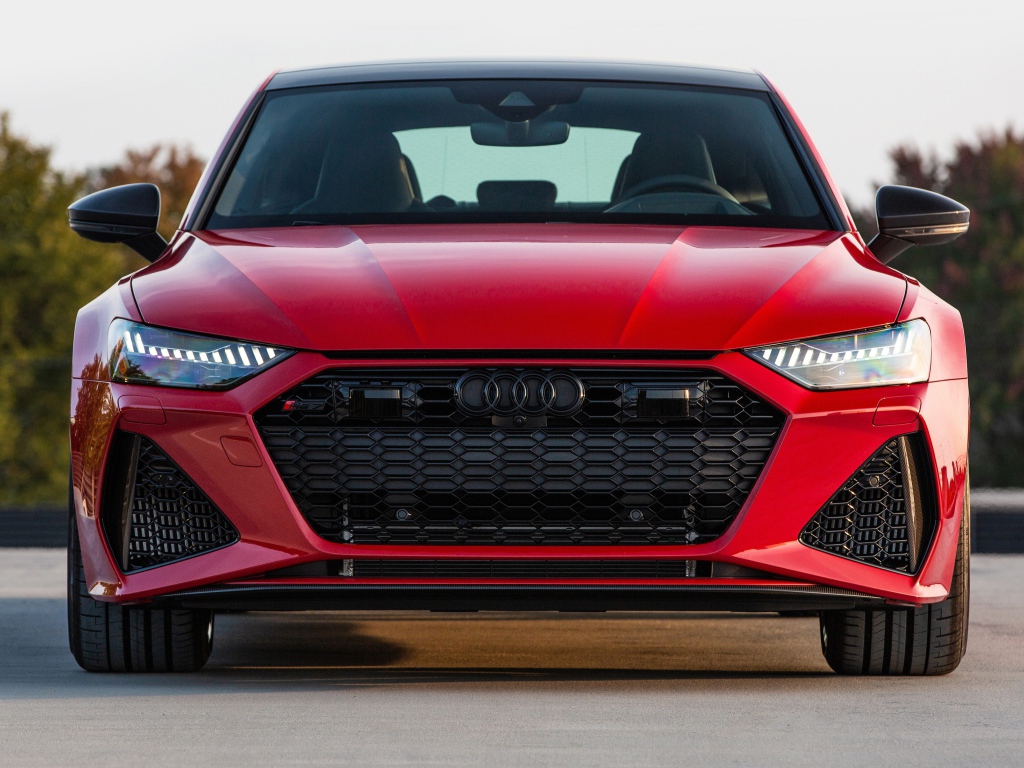 Красный автомобиль  Audi RS 7 Sportback, 2021 года вид спереди
