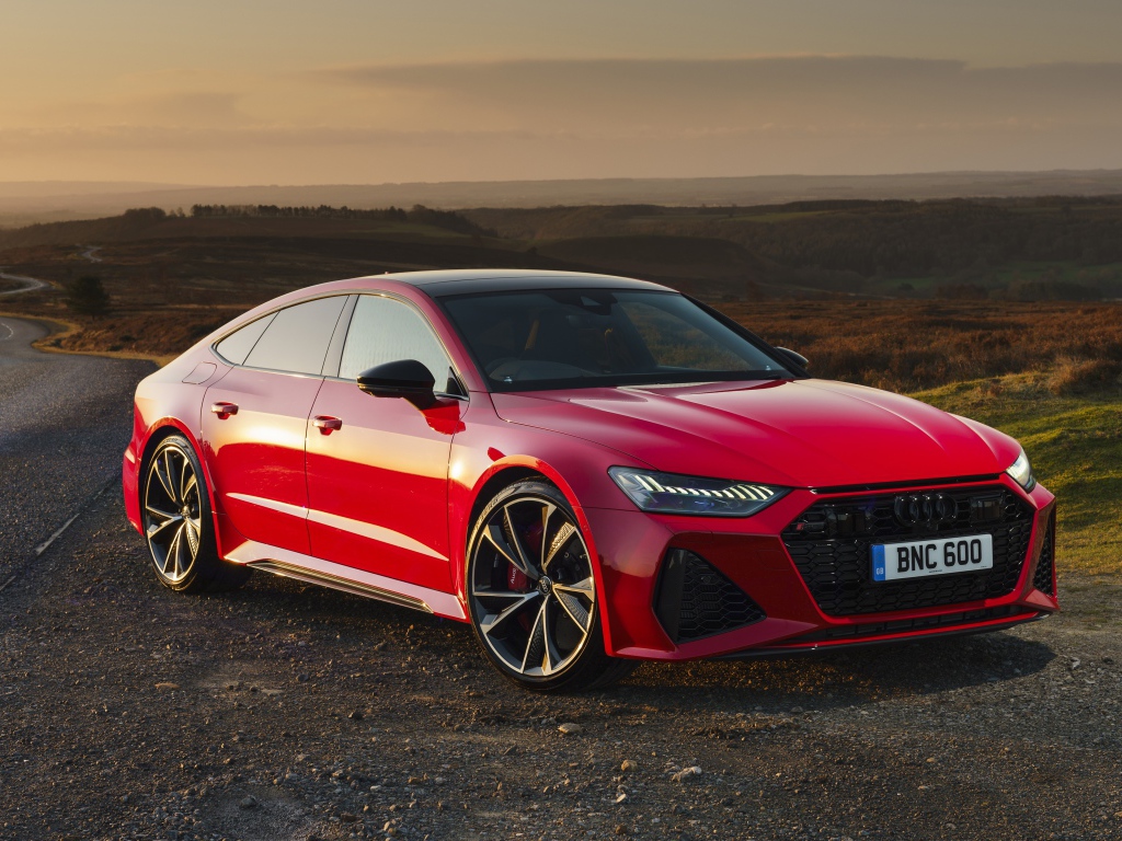 Красный автомобиль Audi RS 7 Sportback 2020 на трассе 