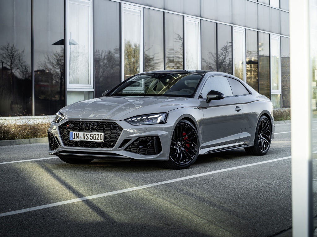 Серебристый автомобиль Audi RS 5 Coupe у здания 