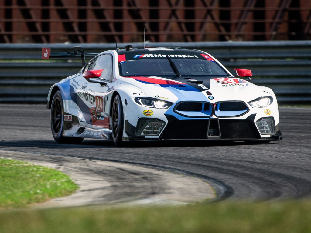 Спортивный автомобиль BMW M8 GTE 2020 на гоночной трассе