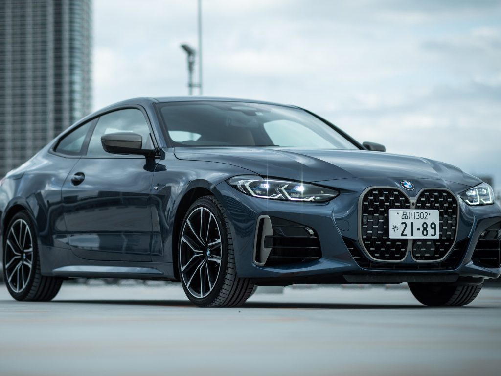 Автомобиль BMW M440i XDrive Coupé 2020 года на фоне города