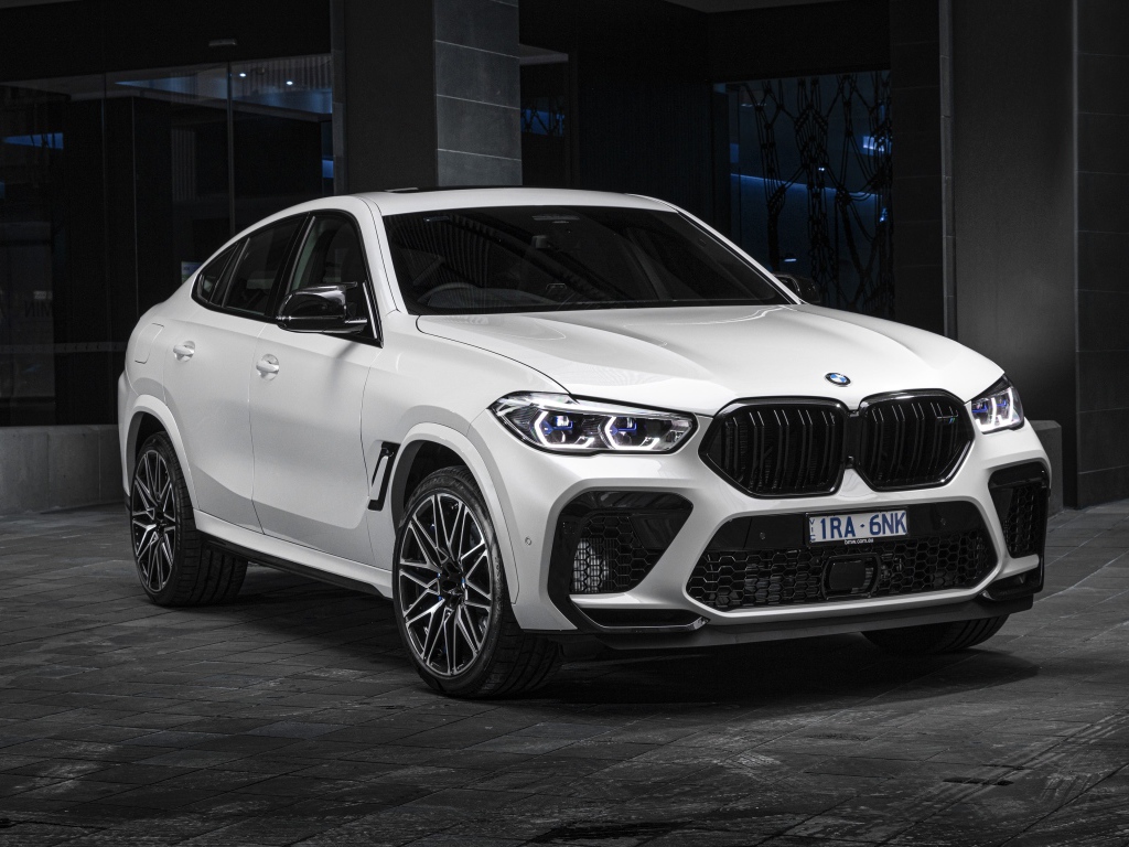 Белый автомобиль BMW X6 M Competition 2020 года 