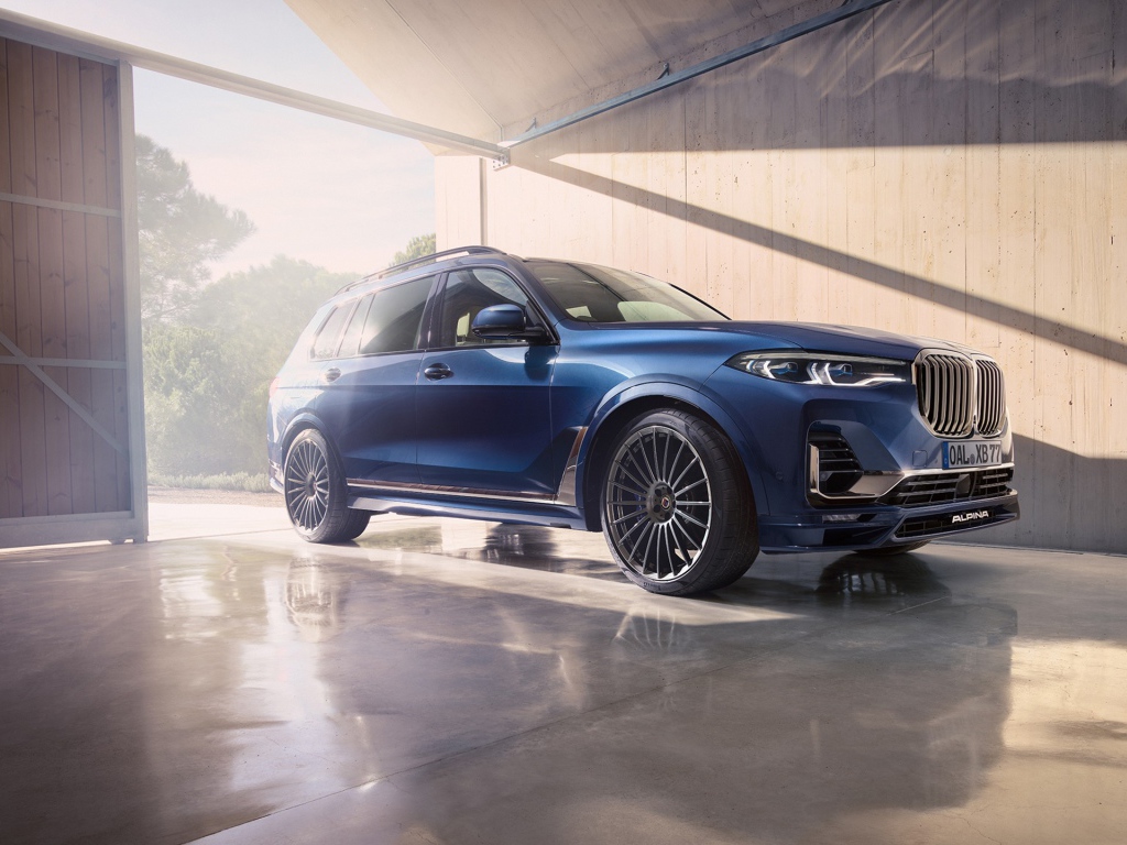 Внедорожник BMW Alpina XB7, 2021 года в гараже 