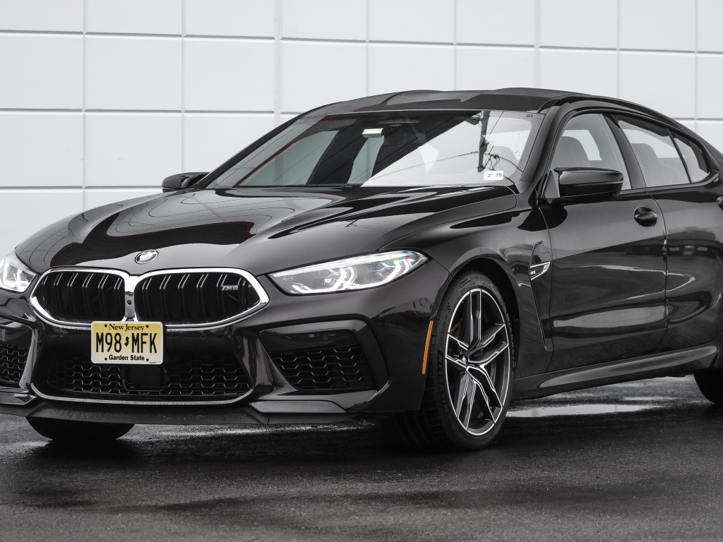 Черный автомобиль BMW M8, 2020 года