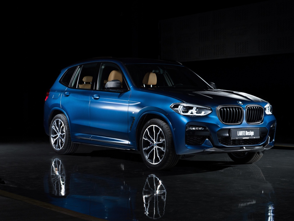 Синий автомобиль Larte Design BMW X3 XDrive30d 2020 года на черном фоне