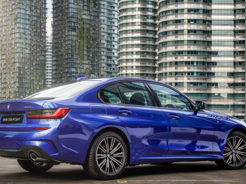 Дорогой автомобиль BMW 330e M Sport 2021 года вид сзади