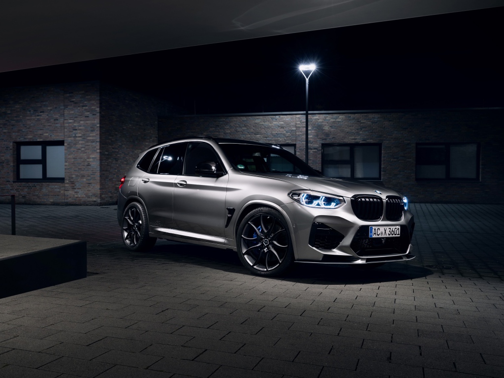 Дорогой автомобиль  BMW X3 M 2020 года на улице 