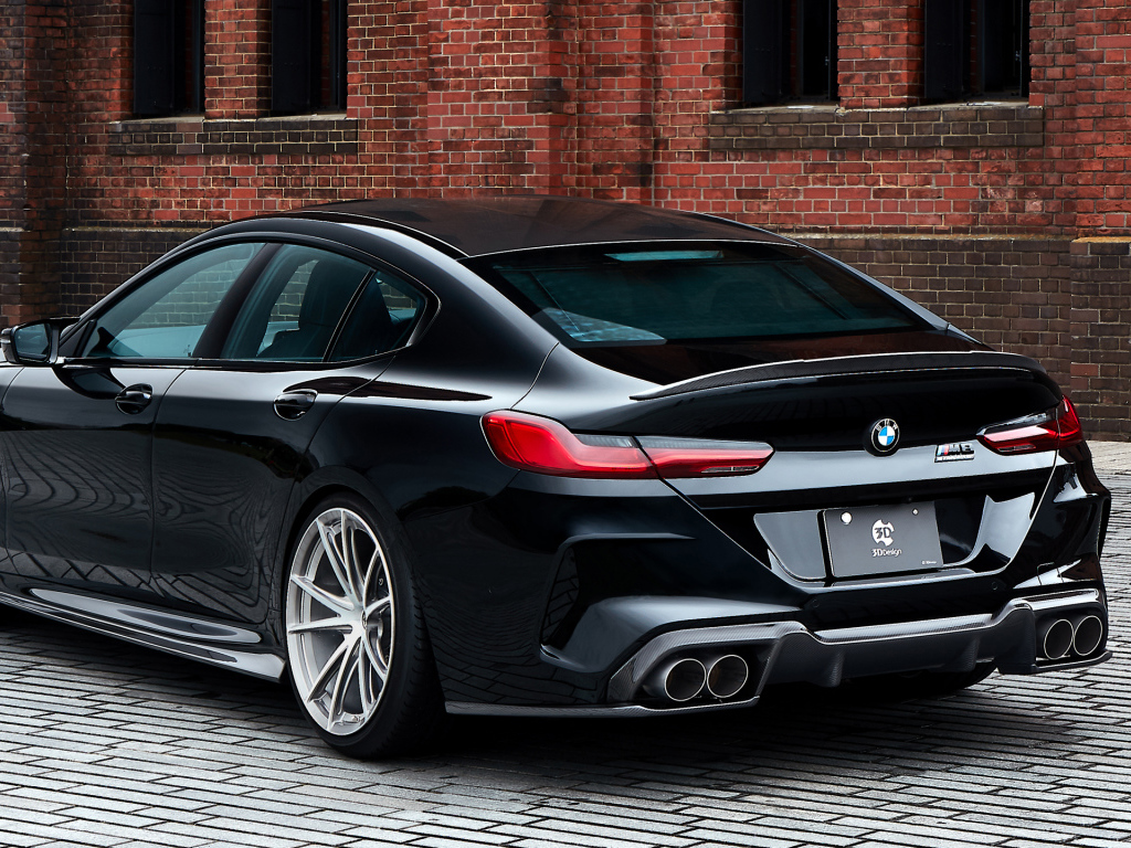 Стильный черный автомобиль BMW M8, 2020 года вид сзади