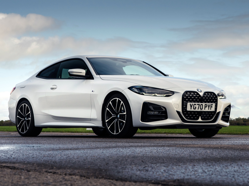 Белый автомобиль BMW 420i Coupé M Sport 2020 года на фоне неба