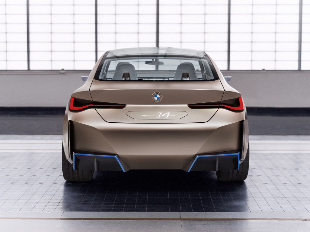 Автомобиль BMW Concept I4 2020 года вид сзади