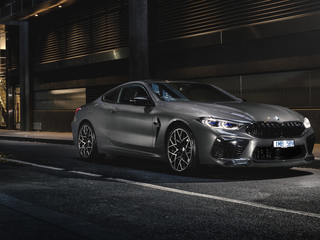 Автомобиль BMW M8 Competition Coupe 2020 года на улице города