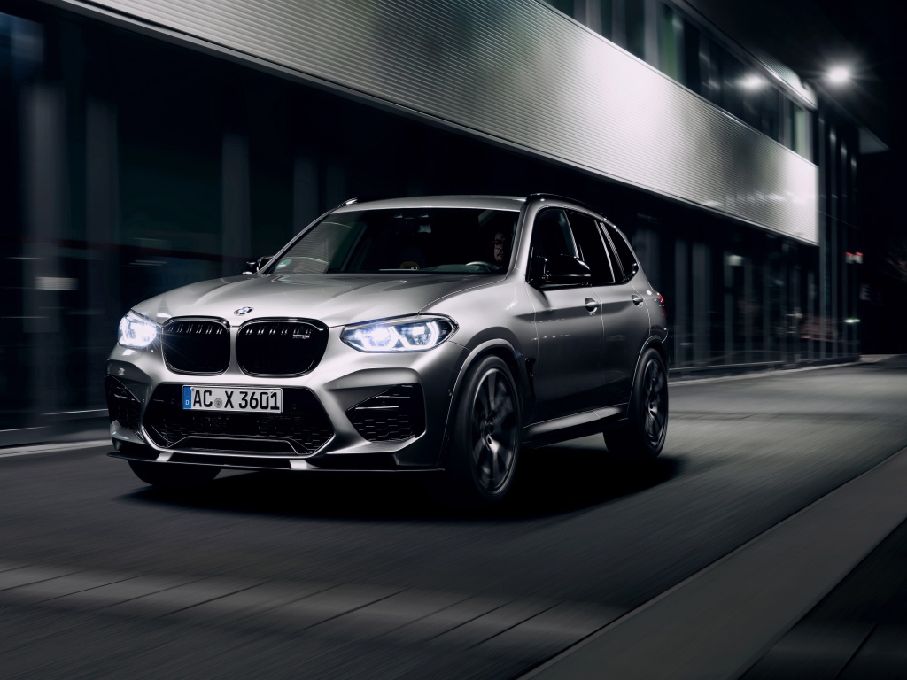 Автомобиль BMW X3 M 2020 года на улице города