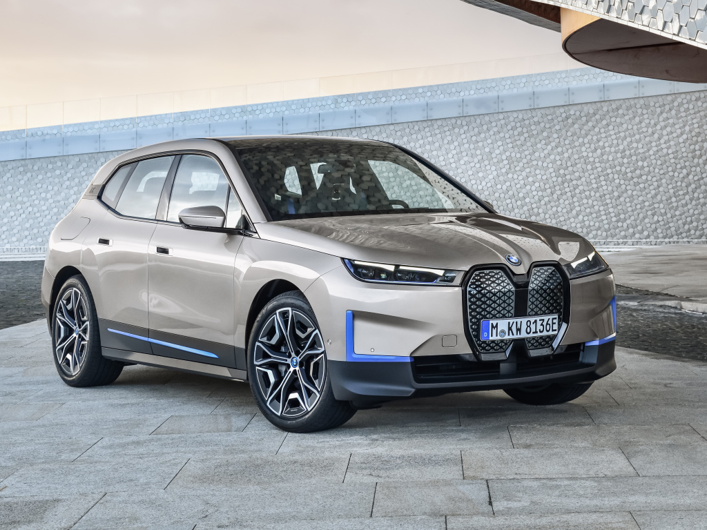 Серебристый внедорожник BMW IX Sport 2021 года  у стены