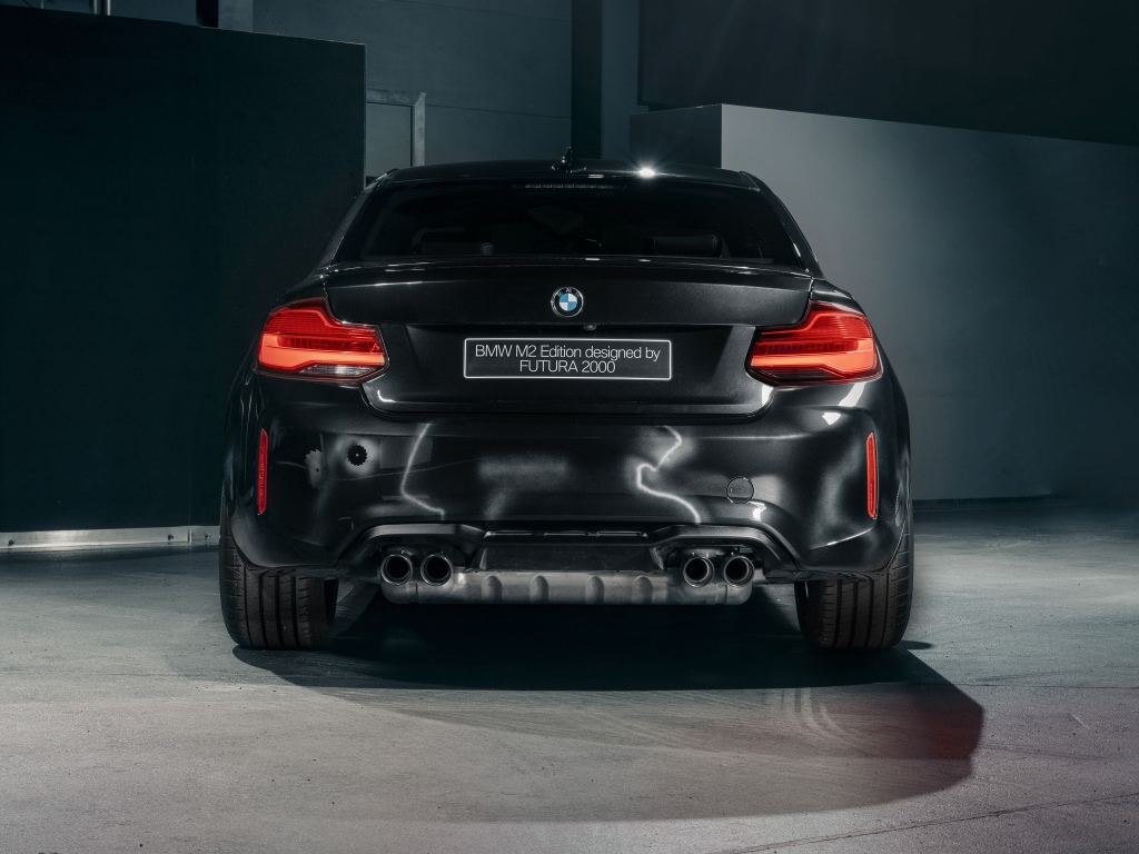Черный автомобиль  BMW M2, 2020 года вид сзади