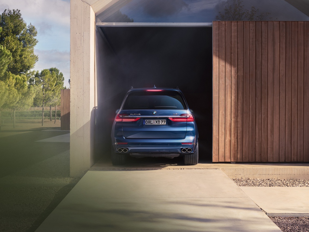 Синий внедорожник BMW Alpina XB7, 2021 года в гараже