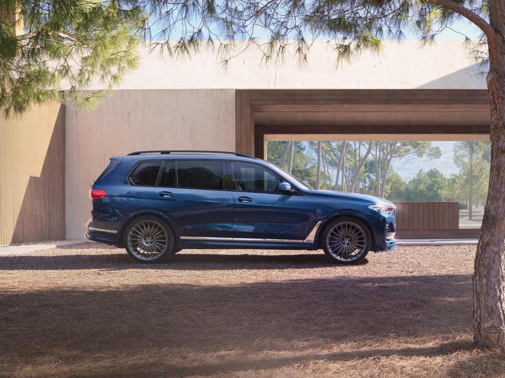 Синий внедорожник  BMW Alpina XB7, 2021 года 