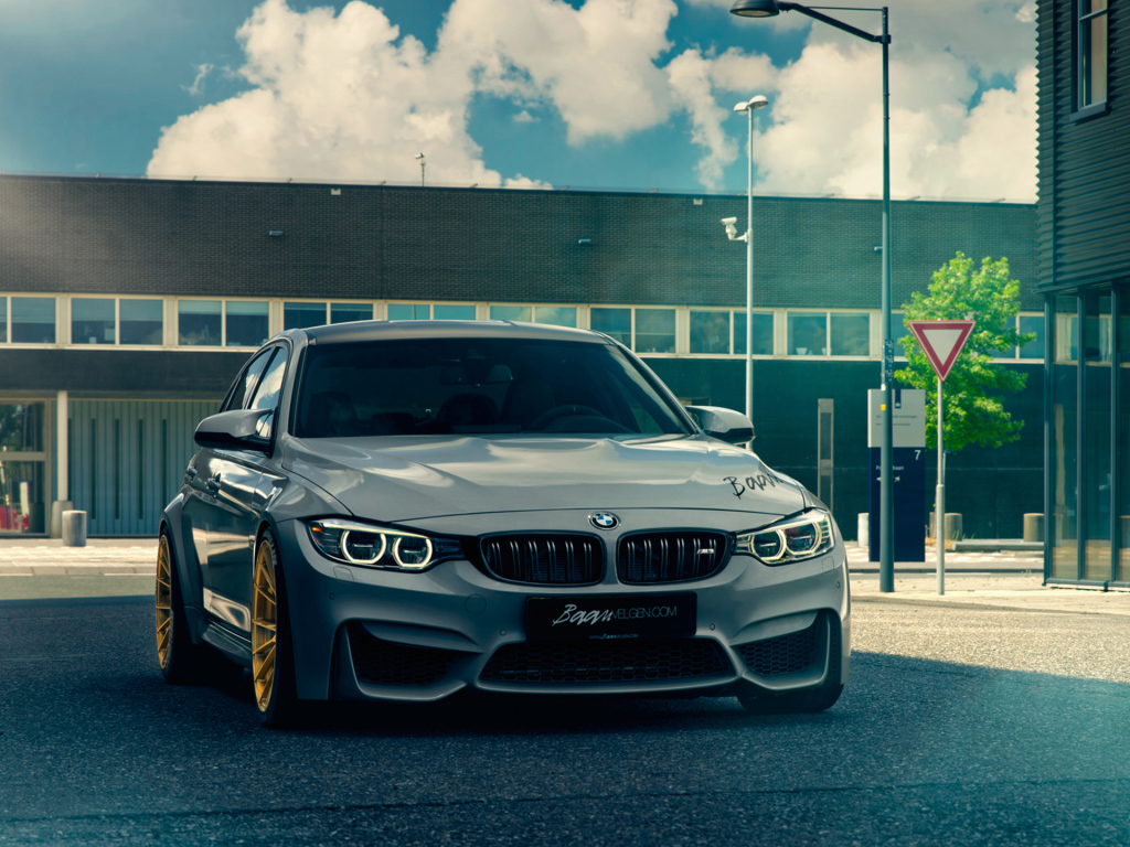 Серый автомобиль BMW F80 M3 в городе