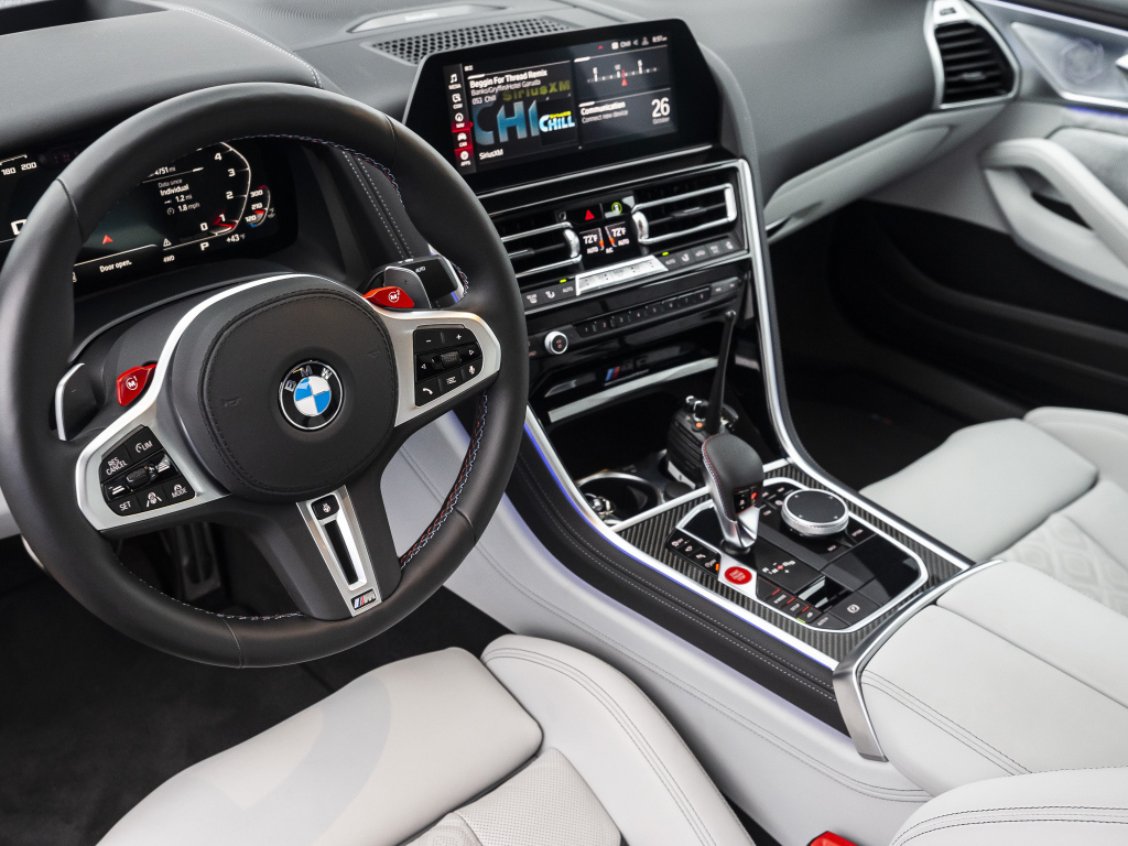 Салон автомобиля BMW M8, 2020 года