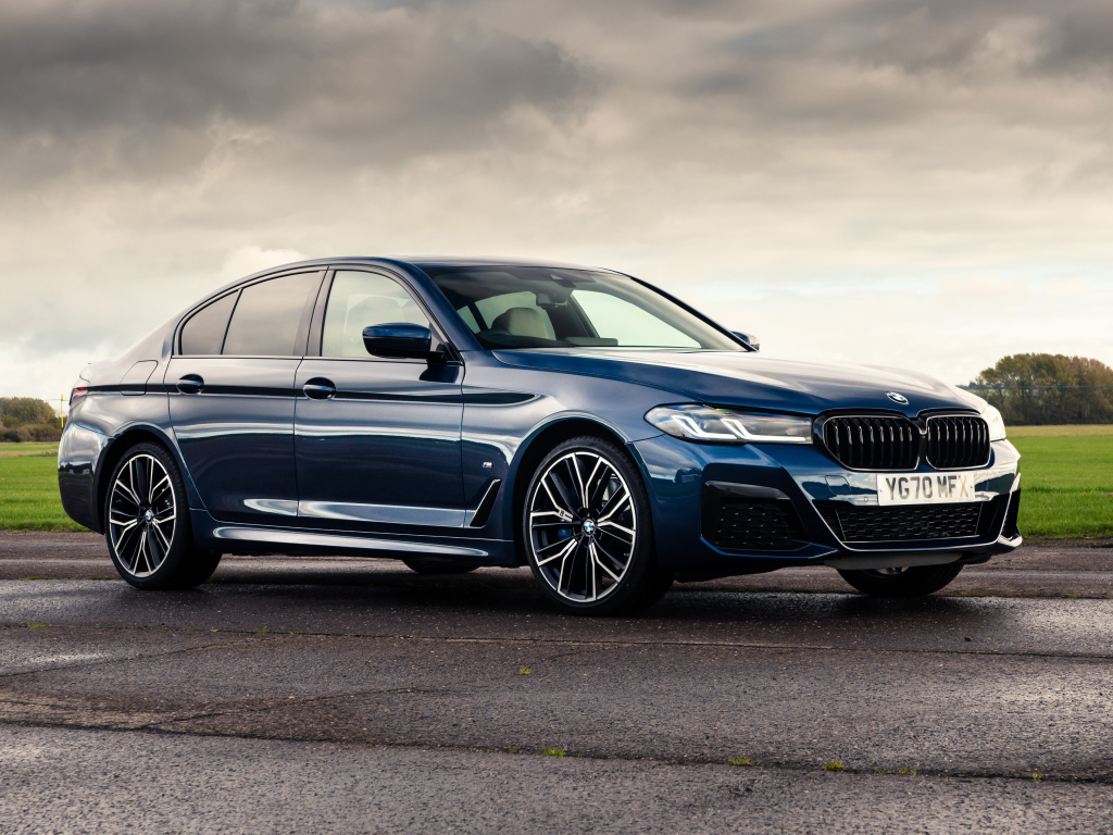 Стильный BMW 530e XDrive M Sport 2020 года на фоне грозового неба