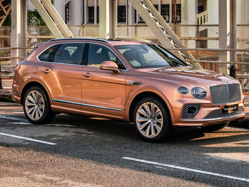 Кроссовер Bentley Bentayga V8 2020 года на мосту 