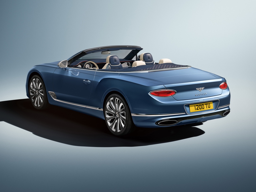 Автомобиль кабриолет Bentley Continental GT  2020 года вид сзади 