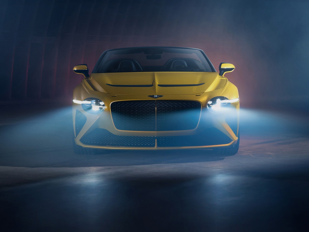 Желтый автомобиль Bentley Mulliner Bacalar 2020 года с включенными фарами