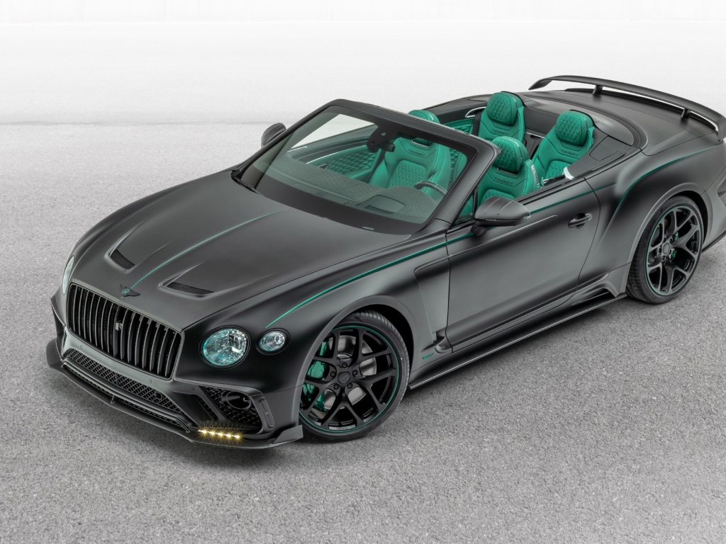 Черный автомобиль Mansory Bentley Continental GT V8 Convertible 2020 года на сером фоне
