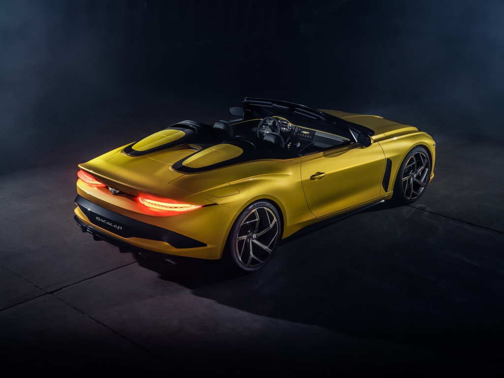 Желтый автомобиль Bentley Mulliner Bacalar 2020 года вид сзади на сером фоне