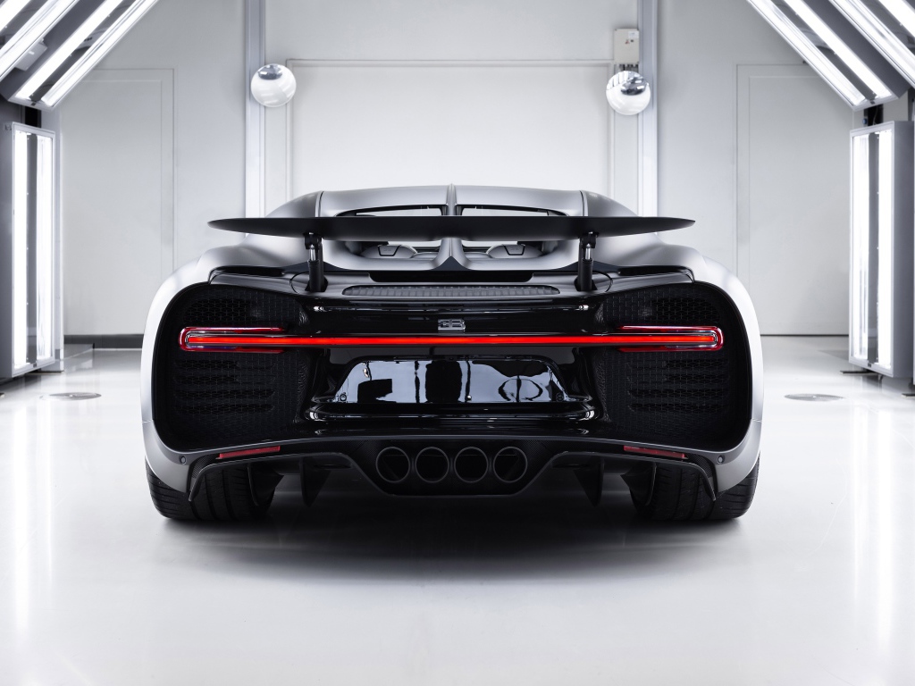 Автомобиль Bugatti Chiron Noire 2020 года вид сзади