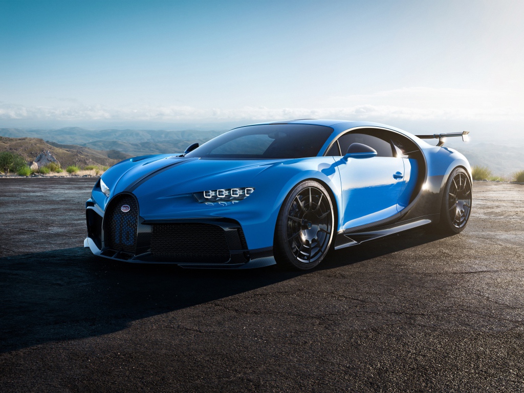 Синий автомобиль Bugatti Chiron Pur Sport 2020 года 