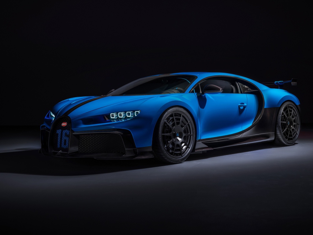 Синий автомобиль Bugatti Chiron Pur Sport 2020 года вид сзади