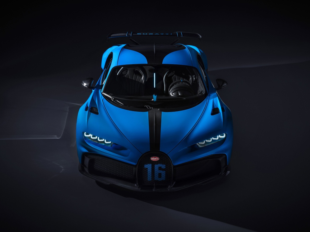 Спортивный автомобиль Bugatti Chiron Pur Sport 2020 года на сером фоне