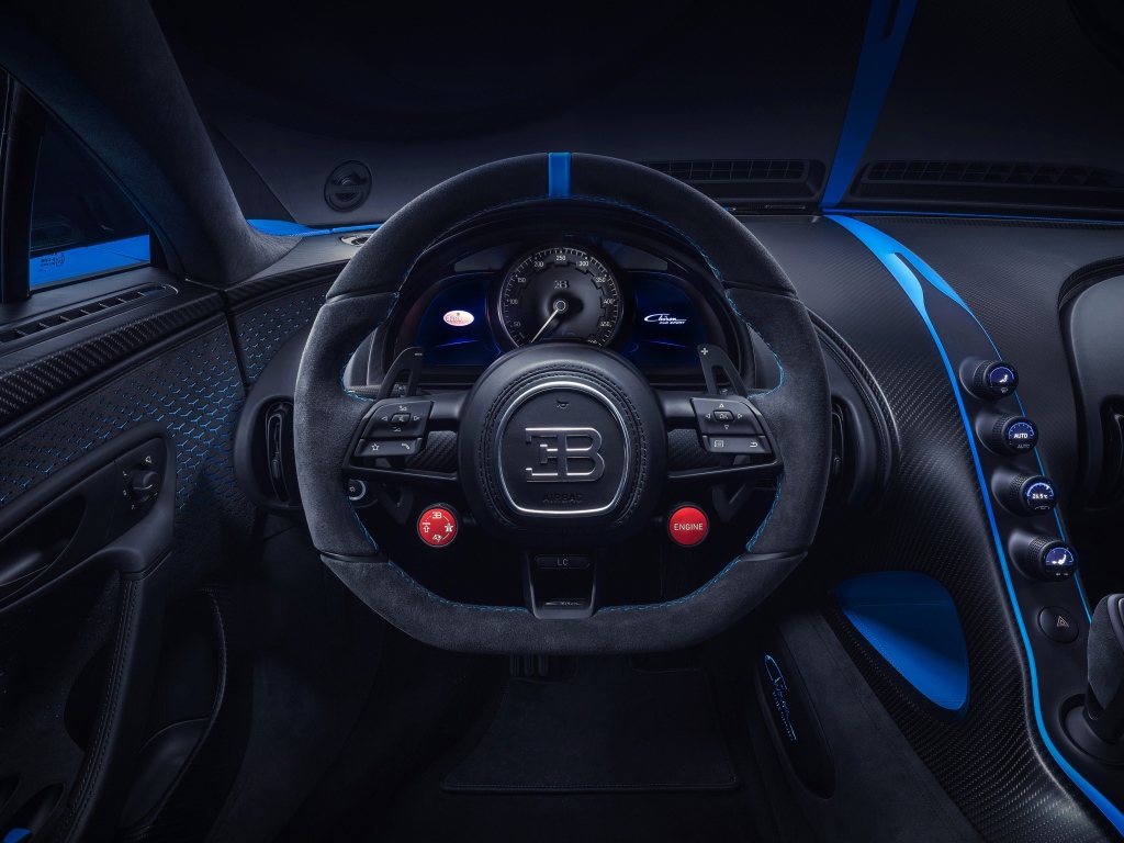 Черный салон автомобиля Bugatti Chiron Pur Sport 2020 года